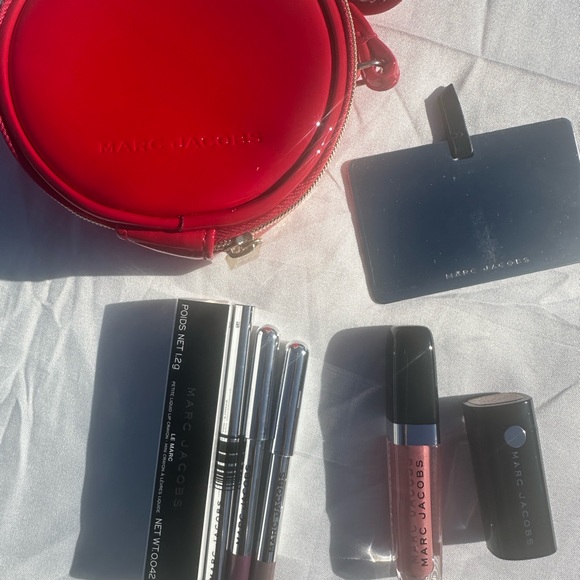 MARC JACOBS Mini Red Patent Leather Crossbody Circle Canteen Bag w/makeup - Picture 11 of 11